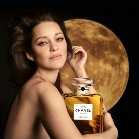 chanel n 5 marion cotillard|chanel no 5 advert christmas.